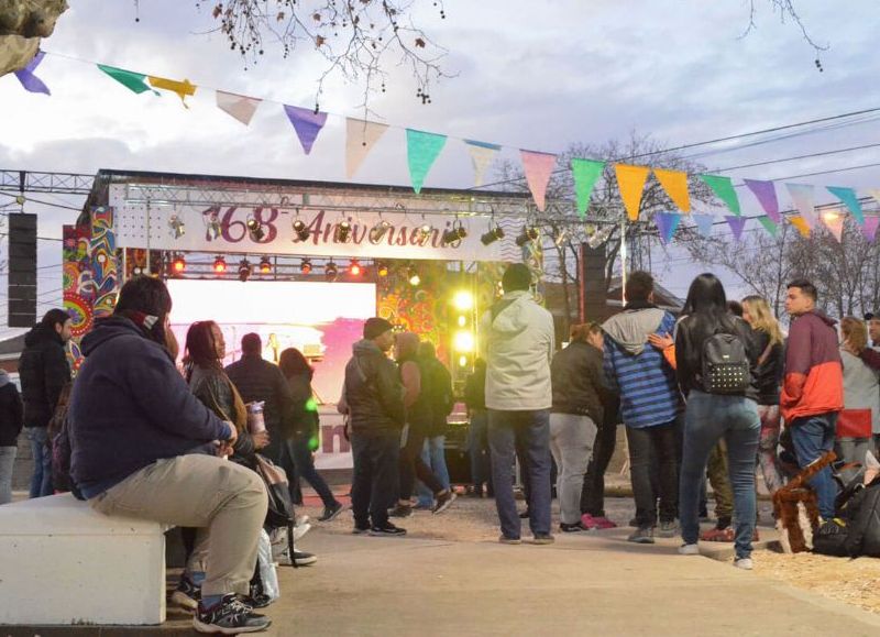 Artistas, vecinos y emprendedores, protagonistas en el segundo día de festejos en Quequén
