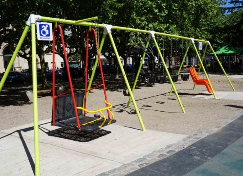 Desde el Área de Discapacidad reclaman que se utilicen correctamente los juegos universales de la Plaza Dardo Rocha