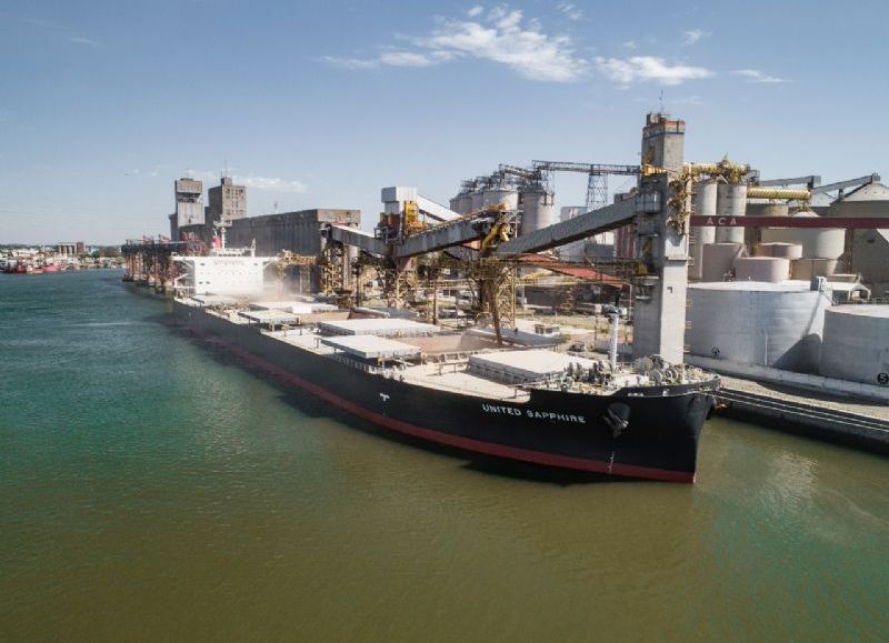 Doble récord de tonelaje y calado de salida en Puerto Quequén