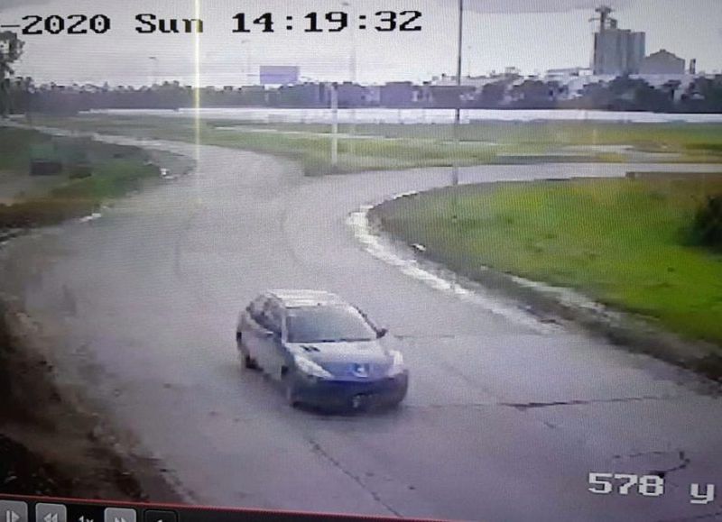 Cabeza de tacho: intentó ingresar a la ciudad escondido en el baúl de un auto