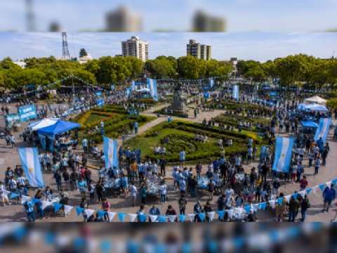 Clima mundialista: la Plaza Rocha se teñirá de celeste y blanco con intercambio de figuritas