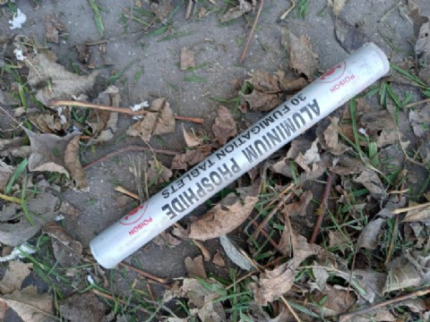 VIDEO | ¡Alerta veneno! Encuentran un tubo de phostoxín frente al CEF 76 de Quequén