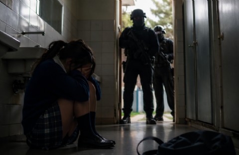 Por amenaza de tiroteo en un colegio, allanaron dos viviendas y secuestraron dispositivos