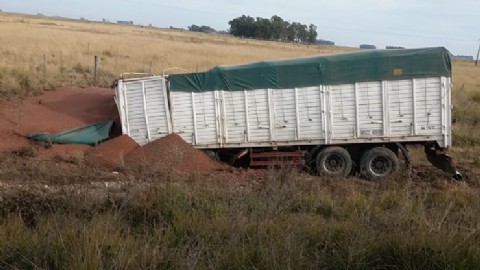 Un acoplado se desprendió y volcó su carga en la banquina