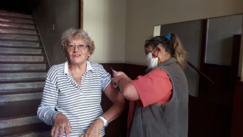 La Delegación Gremial del Hogar Raimondi vacuna a sus jubilados