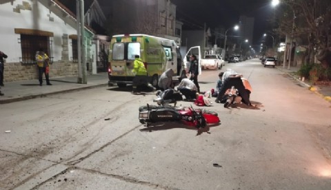 Grave choque: dos jóvenes en moto hospitalizados tras escapar de Tránsito
