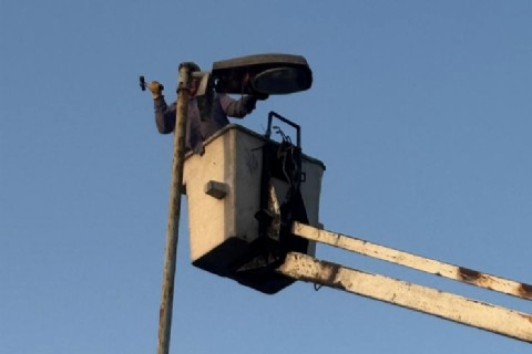 El Puente Dardo Rocha ya tiene instaladas sus 16 luminarias nuevas