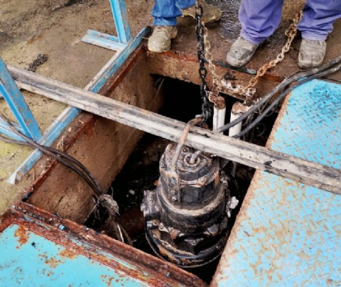 Reemplazaron una electrobomba en la planta cloacal de la Terminal para garantizar el servicio