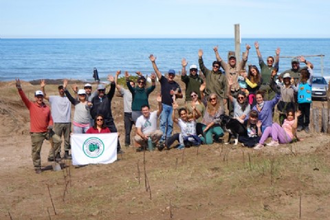 Con amplia participación de instituciones y vecinos se realizó una jornada de plantación