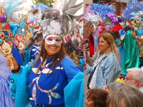 La ciudad vivió una noche de fiesta, magia y color con el éxito del segundo Festival de Máscaras