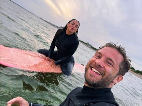 Thelma Fardin y Nico Riera disfrutan de las playas de Quequén y practican surf