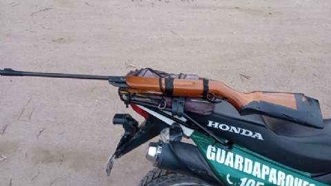 Secuestraron rifles en la ribera y se enfatiza en que la caza está prohibida en lugares públicos