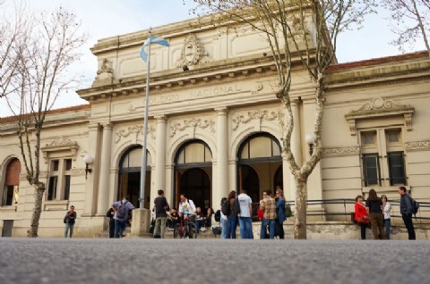 Las escuelas restringen el uso de celulares en clase y reabren el debate sobre su impacto en el aprendizaje