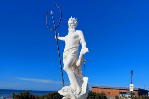 La Municipalidad puso en valor la Plaza Neptuno y restauró su histórica escultura