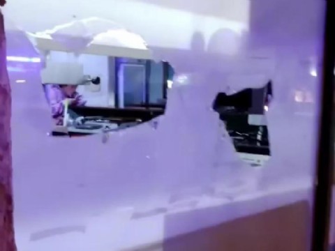 Una pizzería del centro amaneció con los vidrios rotos