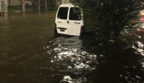 Fuerte temporal dejó barrios anegados y obligó a evacuaciones