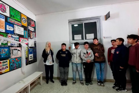 Jóvenes del Programa Envión plasmaron un mural de repudio a la violencia y al uso de armas