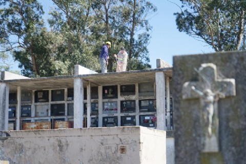 Restauran uno de los sectores de nichos del cementerio