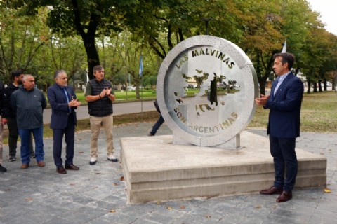 VIDEO | Presentaron el Monumento Malvinas Argentinas y se depositaron ofrendas florales en la Plaza Dardo Rocha
