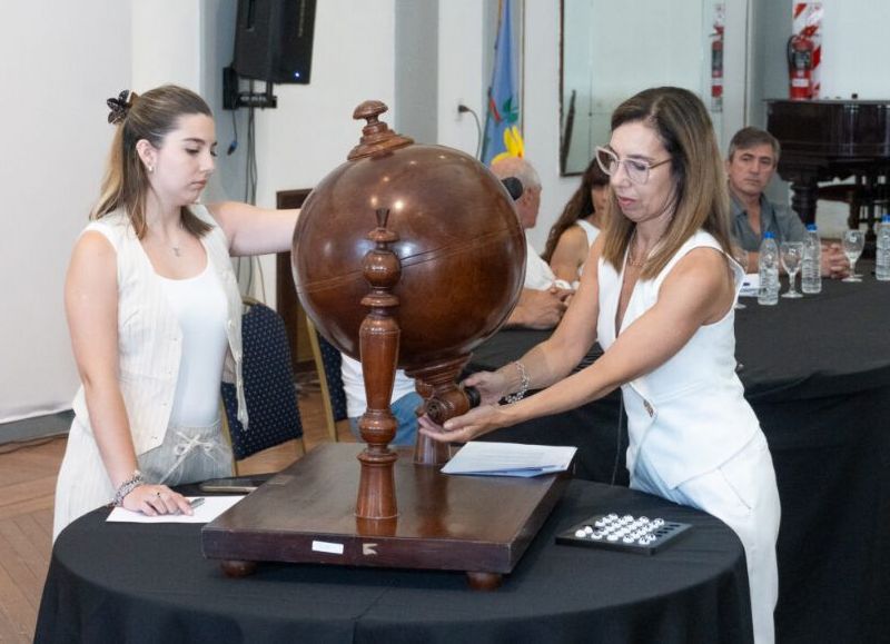 Avanza la subasta del Casino: sorteo de martilleros y advertencia de veto del intendente