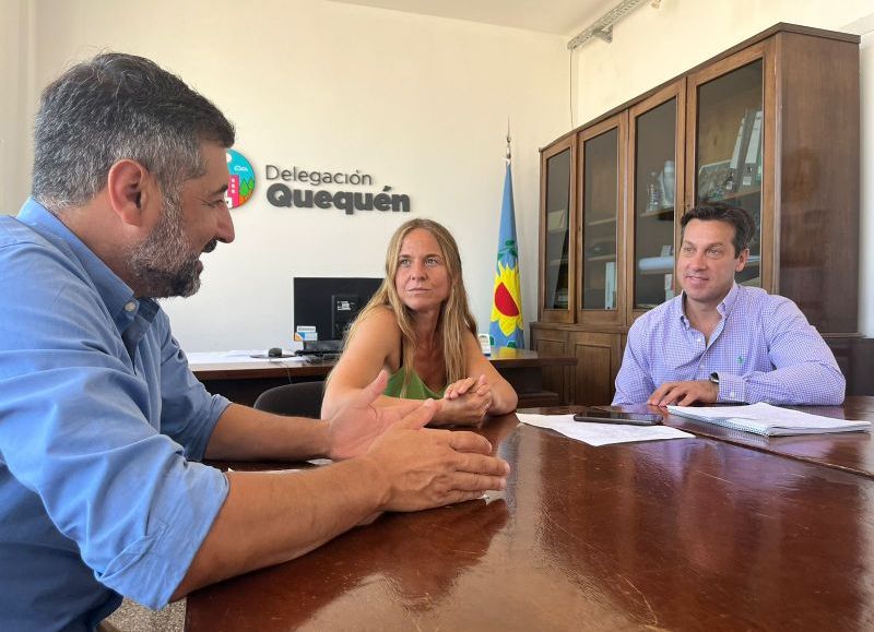 Rojas visitó la Delegación de Quequén y dialogó con la nueva titular, Silvia Jensen