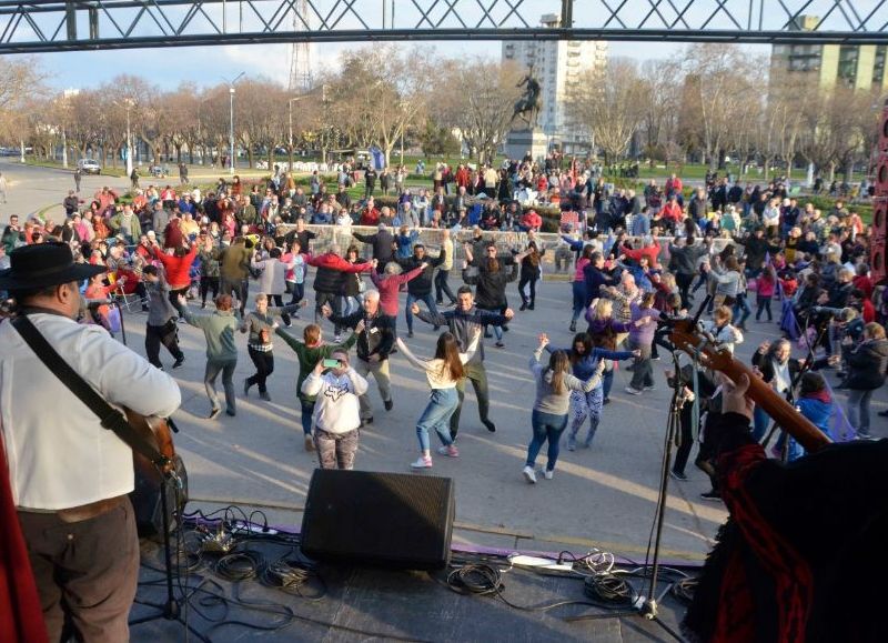 Se llevó a cabo el Festival de Folclore en Plaza Dardo Rocha