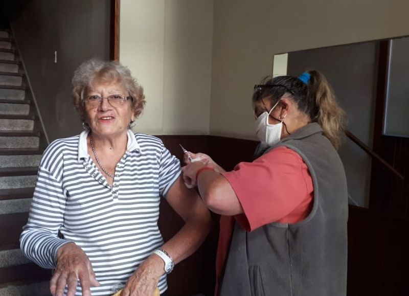 La Delegación Gremial del Hogar Raimondi vacuna a sus jubilados