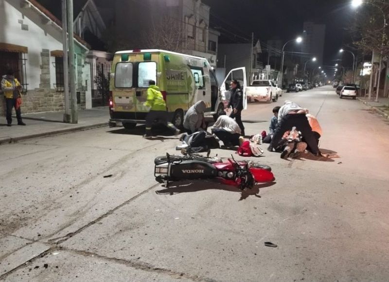Grave choque: dos jóvenes en moto hospitalizados tras escapar de Tránsito