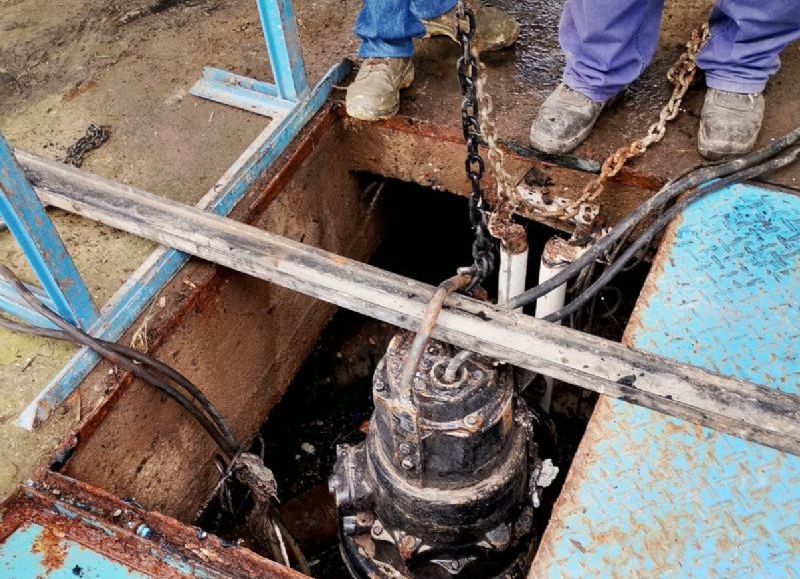 Reemplazaron una electrobomba en la planta cloacal de la Terminal para garantizar el servicio