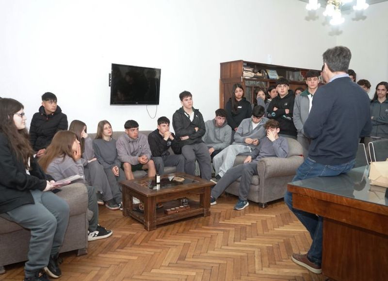 El Intendente recibió la visita de un grupo de alumnos del Instituto Divino Maestro