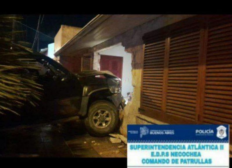 Una mujer se despistó manejando y se metió dentro de una casa