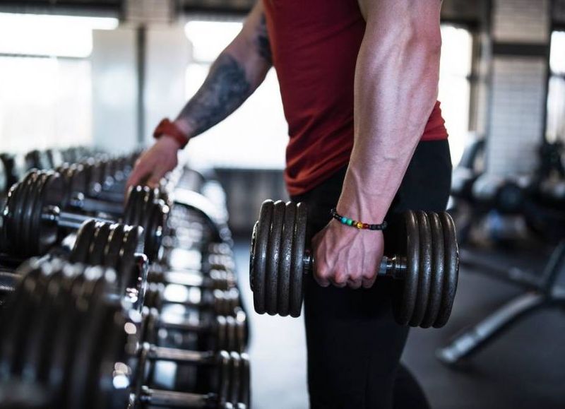 Espiando por la cerradura de una casa, la policía descubrió un gimnasio clandestino