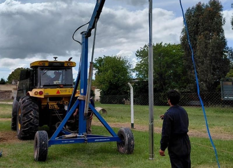 El municipio instaló una nueva bomba de agua en Claraz para reforzar el servicio durante el verano
