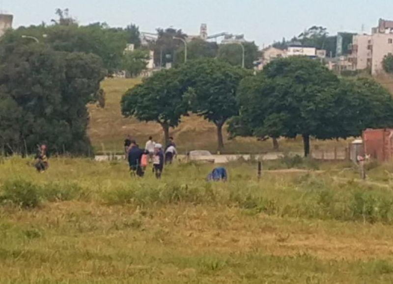Varias personas intentaron tomar tierras frente a la terminal y ahora están denunciados