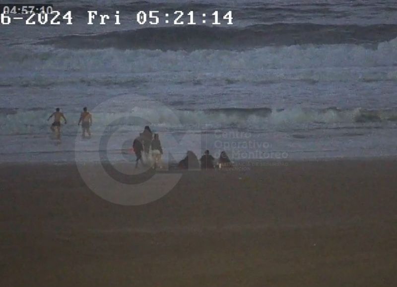 Egresados entraron al mar por la madrugada y desde el municipio se llama a concientizar