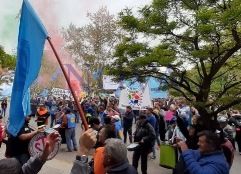 López se despide de la intendencia en medio de paros y movilizaciones de los trabajadores