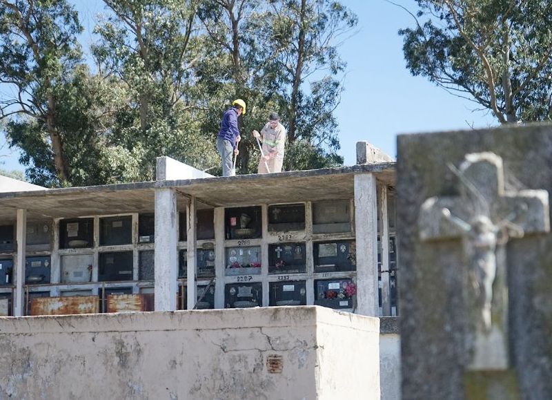 Restauran uno de los sectores de nichos del cementerio